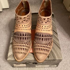 Jeffrey campbell Fabiola taupe grey natural bootie size 7.5 gorgeous bootie